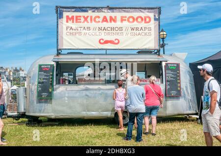 Una carovana che vende cibo messicano in un festival. Foto Stock