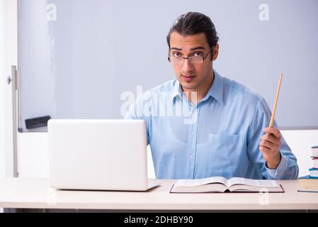 Giovane insegnante bello nel concetto di tele-educazione Foto Stock