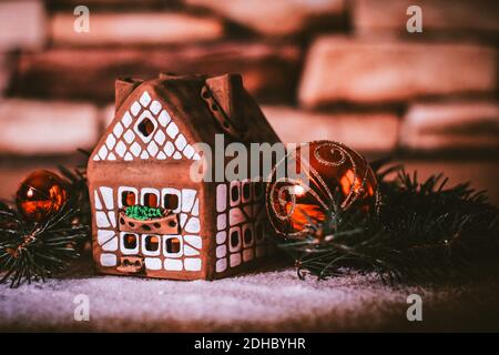 Gingerbread house,palle di Natale. il concetto di celebrati Foto Stock