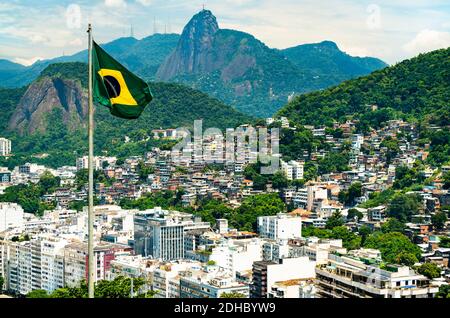 Bandiera del Brasile con Rio de Janeiro sullo sfondo Foto Stock