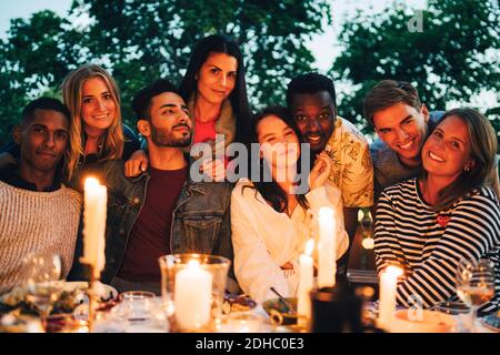 Ritratto di felici amici multietnici di sesso maschile e femminile che si godono la cena festa Foto Stock