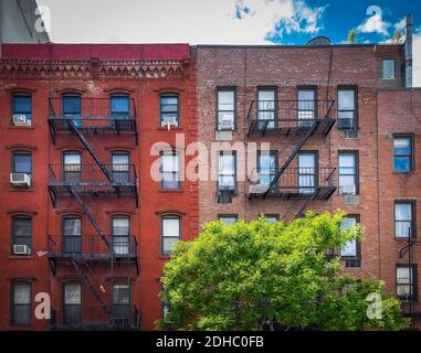 New York City, USA, maggio 2019, vista di alcuni edifici in mattoni rossi con fughe di fuoco nel quartiere di Chelsea