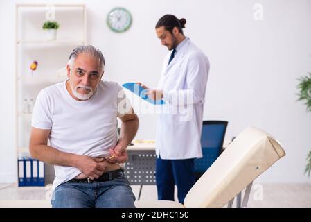 Paziente che soffre di diabete medico in visita Foto Stock