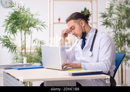 Giovane maschio medico che lavorano nella Clinica Foto Stock