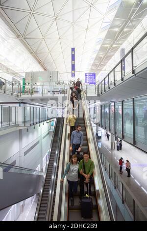 L'interno del Terminal 1 dell'Aeroporto Internazionale di Hong Kong (Chek Lap Kok), progettato dall'architetto Norman Foster Foto Stock