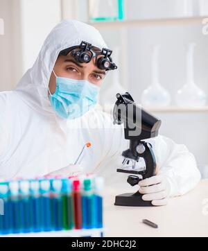 Sintesi del farmaco concetto con il farmacista lavorando nel laboratorio di ricerca Foto Stock