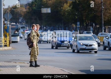 Soldati ucraini in uniforme nazionale sulla strada della città Foto Stock