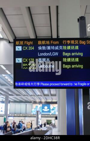 Nastro trasportatore Aeroporto Internazionale/Aeroporto di Hong Kong con persone nel distanza Foto Stock