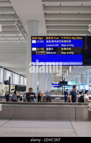 Nastro trasportatore Aeroporto Internazionale/Aeroporto di Hong Kong con persone nel distanza Foto Stock