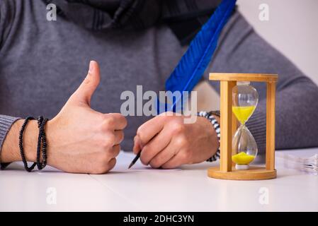 Giovane scrittore maschile nel concetto di gestione del tempo Foto Stock