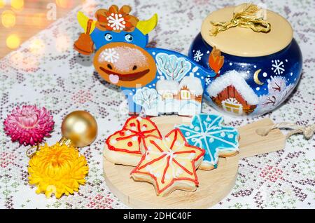 Biscotti fatti in casa a forma sullo sfondo delle decorazioni di Natale. Messa a fuoco selettiva Foto Stock
