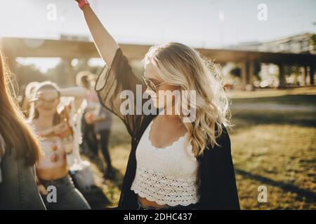 Giovane donna che danzano in festival di musica il giorno di sole Foto Stock