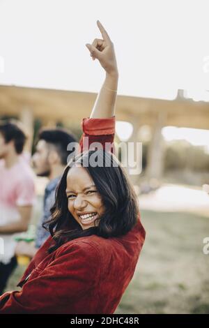 Ritratto di una donna allegra che danzava in occasione di un evento musicale durante l'estate Foto Stock