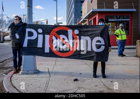 Brooklyn, New York, Stati Uniti. 10 dicembre 2020. I residenti di Brownsville, Brooklyn, hanno interrotto il sito di costruzione di National Grid il 10 dicembre 2020, all'incrocio tra Junius St. E Linden Boulevard, arrestando il loro cosiddetto Metropolitan Reliability Infrastructure Project, meglio noto come North Brooklyn Pipeline, chiudendolo con successo per la giornata. (Foto di Erik McGregor/Sipa USA) Credit: Sipa USA/Alamy Live News Foto Stock