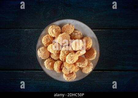 Amaretti, biscotti tradizionali italiani alle mandorle, sparati dall'alto Foto Stock