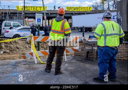 Brooklyn, New York, Stati Uniti. 10 dicembre 2020. I residenti di Brownsville, Brooklyn, hanno interrotto il sito di costruzione di National Grid il 10 dicembre 2020, all'incrocio tra Junius St. E Linden Boulevard, arrestando il loro cosiddetto Metropolitan Reliability Infrastructure Project, meglio noto come North Brooklyn Pipeline, chiudendolo con successo per la giornata. (Foto di Erik McGregor/Sipa USA) Credit: Sipa USA/Alamy Live News Foto Stock