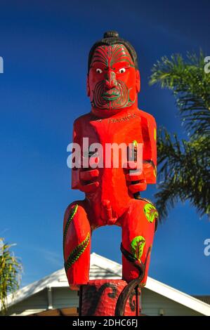 Scolpito statua Maori al di fuori di te Whare Wananga Indgenous University, Whakatane, Baia di Planty Regione, Isola del nord, Nuova Zelanda Foto Stock