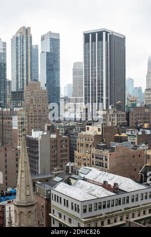 Vista dalla Fifth Avenue, dal tetto a Manhattan New York Foto Stock