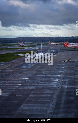 Movimenti aerei al terminal sud Londra Gatwick aeroporto Inghilterra Regno Unito. Foto Stock