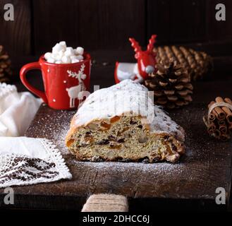 Lo Stollen, tradizionale dolce europeo con frutta secca e candita, viene spolverato con zucchero a velo Foto Stock