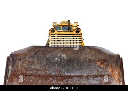 Vista anteriore della benna grande, vecchio trattore con ruote o battistrada della caricatrice bulldozer pesante, arrugginito su sfondo bianco. Apripista vintage abbandonato per movimento terra Foto Stock