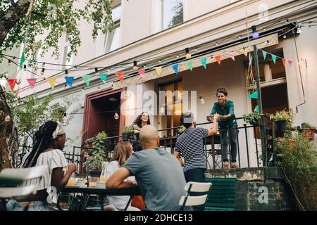 Giovani amici multietnici che si divertano con una festa in giardino Foto Stock
