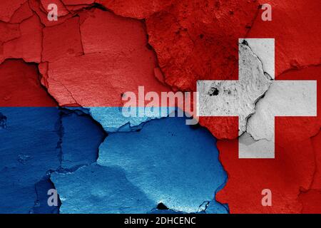 Bandiere del Cantone Ticino e della Svizzera dipinte su pareti fessurate Foto Stock