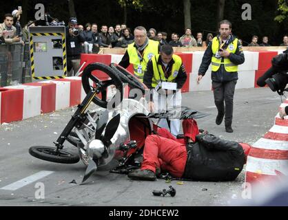 Jose Garcia et Jacky Jayet pour l'equipe Reves de Gosse ont lourdement chute sur le parcours du Red Bull Caisses a Savon 2017 au Domaine de Saint Cloud pres de Paris, France le 1er Ottobre 2017. Jose Garcia est resta plusieurs minuti a terre, sonné mais n'a pas ete blesse. La 17e annee du Red Bull Caisses a Savon se deroule sur le Domaine National de Saint-Cloud. 51 equipages ont pris le parte sur une piste de 450 meters de longueur pour un denivele de 12 pour cent de moyenne. Foto di Alain Apaydin/ABACAPRESS.COM Foto Stock