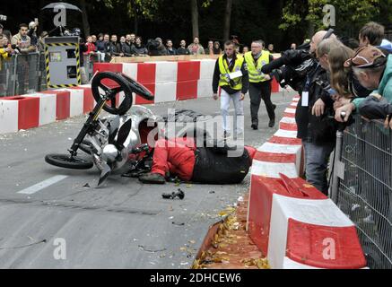 Jose Garcia et Jacky Jayet pour l'equipe Reves de Gosse ont lourdement chute sur le parcours du Red Bull Caisses a Savon 2017 au Domaine de Saint Cloud pres de Paris, France le 1er Ottobre 2017. Jose Garcia est resta plusieurs minuti a terre, sonné mais n'a pas ete blesse. La 17e annee du Red Bull Caisses a Savon se deroule sur le Domaine National de Saint-Cloud. 51 equipages ont pris le parte sur une piste de 450 meters de longueur pour un denivele de 12 pour cent de moyenne. Foto di Alain Apaydin/ABACAPRESS.COM Foto Stock