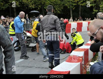 Jose Garcia et Jacky Jayet pour l'equipe Reves de Gosse ont lourdement chute sur le parcours du Red Bull Caisses a Savon 2017 au Domaine de Saint Cloud pres de Paris, France le 1er Ottobre 2017. Jose Garcia est resta plusieurs minuti a terre, sonné mais n'a pas ete blesse. La 17e annee du Red Bull Caisses a Savon se deroule sur le Domaine National de Saint-Cloud. 51 equipages ont pris le parte sur une piste de 450 meters de longueur pour un denivele de 12 pour cent de moyenne. Foto di Alain Apaydin/ABACAPRESS.COM Foto Stock