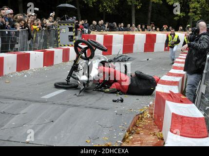 Jose Garcia et Jacky Jayet pour l'equipe Reves de Gosse ont lourdement chute sur le parcours du Red Bull Caisses a Savon 2017 au Domaine de Saint Cloud pres de Paris, France le 1er Ottobre 2017. Jose Garcia est resta plusieurs minuti a terre, sonné mais n'a pas ete blesse. La 17e annee du Red Bull Caisses a Savon se deroule sur le Domaine National de Saint-Cloud. 51 equipages ont pris le parte sur une piste de 450 meters de longueur pour un denivele de 12 pour cent de moyenne. Foto di Alain Apaydin/ABACAPRESS.COM Foto Stock