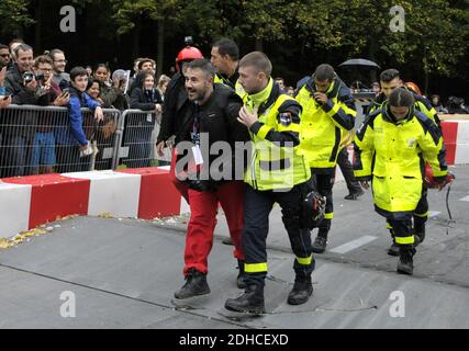 Jose Garcia et Jacky Jayet pour l'equipe Reves de Gosse ont lourdement chute sur le parcours du Red Bull Caisses a Savon 2017 au Domaine de Saint Cloud pres de Paris, France le 1er Ottobre 2017. Jose Garcia est resta plusieurs minuti a terre, sonné mais n'a pas ete blesse. La 17e annee du Red Bull Caisses a Savon se deroule sur le Domaine National de Saint-Cloud. 51 equipages ont pris le parte sur une piste de 450 meters de longueur pour un denivele de 12 pour cent de moyenne. Foto di Alain Apaydin/ABACAPRESS.COM Foto Stock