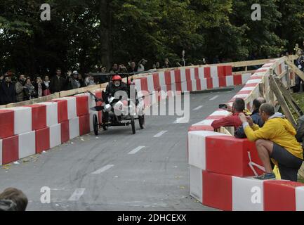 Jose Garcia et Jacky Jayet pour l'equipe Reves de Gosse ont lourdement chute sur le parcours du Red Bull Caisses a Savon 2017 au Domaine de Saint Cloud pres de Paris, France le 1er Ottobre 2017. Jose Garcia est resta plusieurs minuti a terre, sonné mais n'a pas ete blesse. La 17e annee du Red Bull Caisses a Savon se deroule sur le Domaine National de Saint-Cloud. 51 equipages ont pris le parte sur une piste de 450 meters de longueur pour un denivele de 12 pour cent de moyenne. Foto di Alain Apaydin/ABACAPRESS.COM Foto Stock