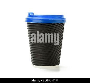 Tazza di carta per bevande calde monouso con coperchio blu isolato sfondo bianco Foto Stock
