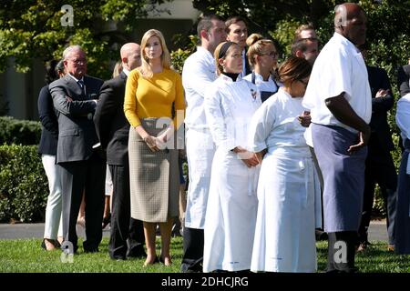 Ivanka Trump partecipa a un momento di silenzio con il personale della Casa Bianca per le vittime del tiro di Las Vegas, sul prato meridionale della Casa Bianca a Washington, D.C., Stati Uniti, 2 ottobre 2017. Foto di Olivier Douliery/Abaca Press Foto Stock