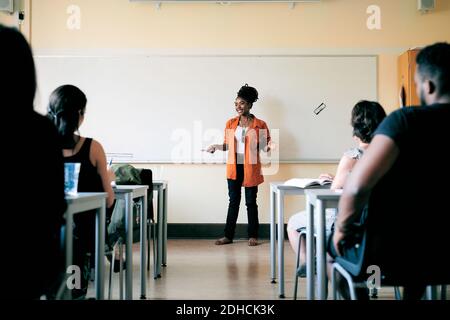 Insegnante di lingua per gli studenti in classe Foto Stock