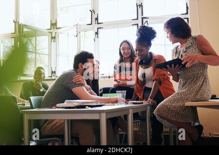 Studenti multietnici con insegnante in scuola di lingua Foto Stock