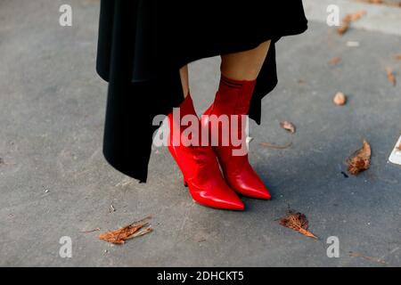 Street Style, primo piano al Mugler Spring-Summer 2018 show tenutosi al Trocadero, Parigi, Francia, il 30 settembre 2017. Foto di Marie-Paola Bertrand-Hillion/ABACAPRESS.COM Foto Stock