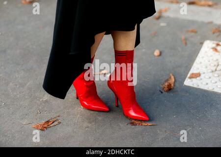 Street Style, primo piano al Mugler Spring-Summer 2018 show tenutosi al Trocadero, Parigi, Francia, il 30 settembre 2017. Foto di Marie-Paola Bertrand-Hillion/ABACAPRESS.COM Foto Stock