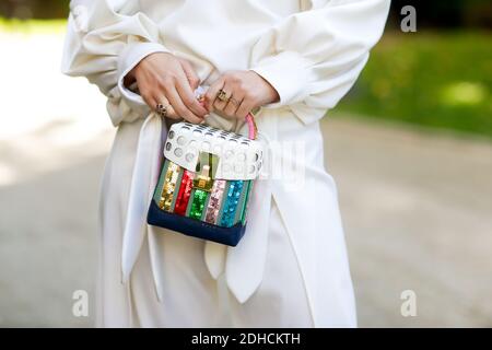 Street Style, primo piano al Mugler Spring-Summer 2018 show tenutosi al Trocadero, Parigi, Francia, il 30 settembre 2017. Foto di Marie-Paola Bertrand-Hillion/ABACAPRESS.COM Foto Stock