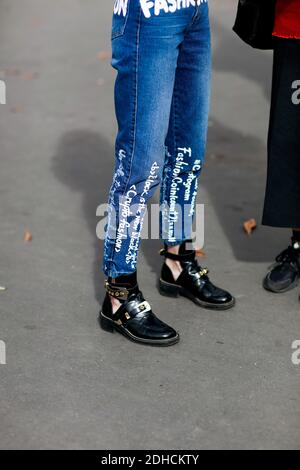 Street Style, primo piano al Mugler Spring-Summer 2018 show tenutosi al Trocadero, Parigi, Francia, il 30 settembre 2017. Foto di Marie-Paola Bertrand-Hillion/ABACAPRESS.COM Foto Stock