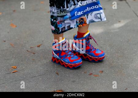 Street Style, primo piano al Mugler Spring-Summer 2018 show tenutosi al Trocadero, Parigi, Francia, il 30 settembre 2017. Foto di Marie-Paola Bertrand-Hillion/ABACAPRESS.COM Foto Stock