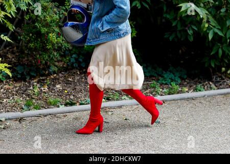 Street Style, primo piano al Mugler Spring-Summer 2018 show tenutosi al Trocadero, Parigi, Francia, il 30 settembre 2017. Foto di Marie-Paola Bertrand-Hillion/ABACAPRESS.COM Foto Stock