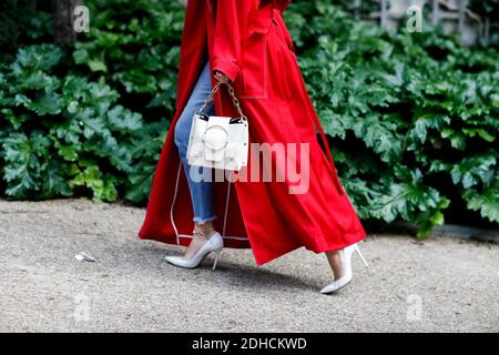 Street Style, primo piano al Mugler Spring-Summer 2018 show tenutosi al Trocadero, Parigi, Francia, il 30 settembre 2017. Foto di Marie-Paola Bertrand-Hillion/ABACAPRESS.COM Foto Stock