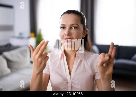 Lingua dei segni di apprendimento per adulti per non udenti disattivata Foto Stock