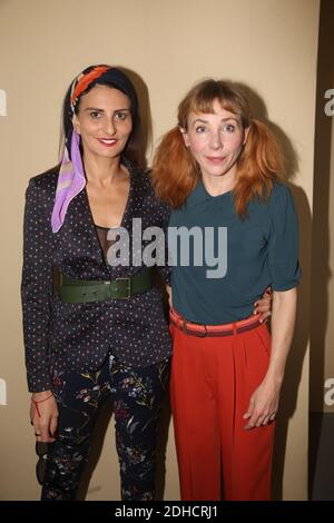 Sylvie Ortega Munos e Julie Depardieu partecipano al Salone della Moda Agnes b durante la settimana della Moda di Parigi Primavera Estate 2018 a Parigi, Francia, il 03 ottobre 2017. Foto di Jerome Domine/ABACAPRESS.COM Foto Stock