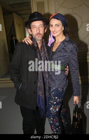 Arthur H e Sylvie Ortega Munos partecipano all'Agnes b Fashion Show durante la settimana della Moda di Parigi Primavera Estate 2018 a Parigi, Francia, il 03 ottobre 2017. Foto di Jerome Domine/ABACAPRESS.COM Foto Stock