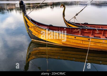 Catoira, Galizia / Spagna - 1 dicembre 2020: Dettaglio delle repliche della barca vichinga sul fiume Arousa a Catoira al Castello di Torre de Oeste Foto Stock