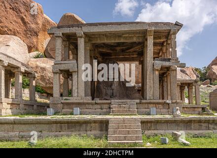 Hampi, Karnataka, India - 4 novembre 2013: Closeup del tempio della statua di Nandi Monolith con statua chiaramente visibile. Foto Stock