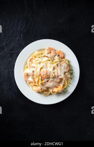 Pasta italiana. Pappardelle con gamberi e salsa cremosa, sparato dall'alto con timo e un posto per il testo Foto Stock